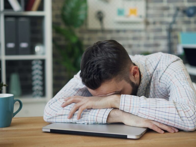 昼食後の眠気は食べ過ぎが原因？